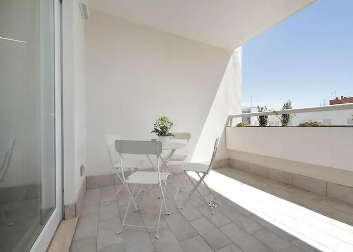 Contemporary By Luxury Getaways *