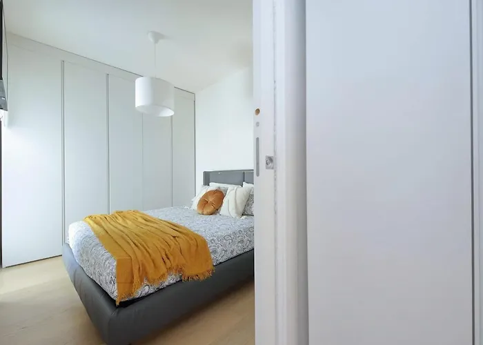 Contemporary By Luxury Getaways *